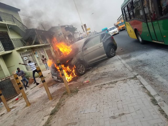 Photos: Car Catches Fire at Mile 7 in Accra