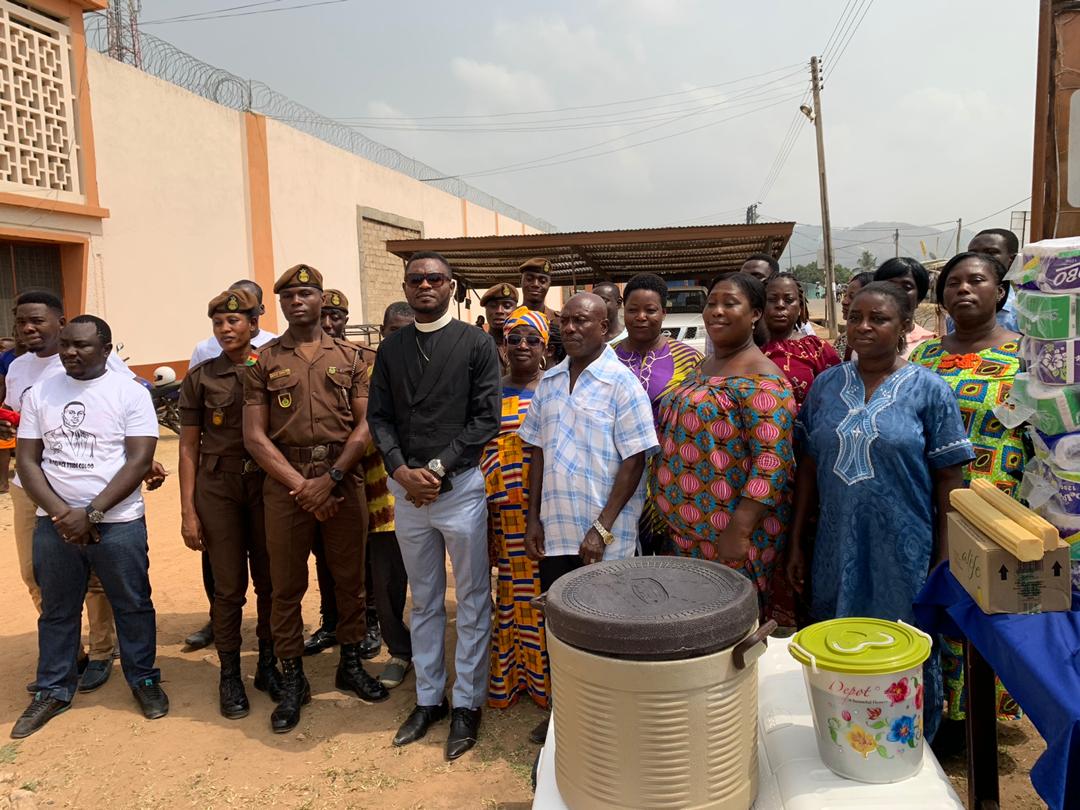 Koforidua: Rev Tsidi Ocloo Calls For Support to Koforidua Prison as He Feeds Inmates