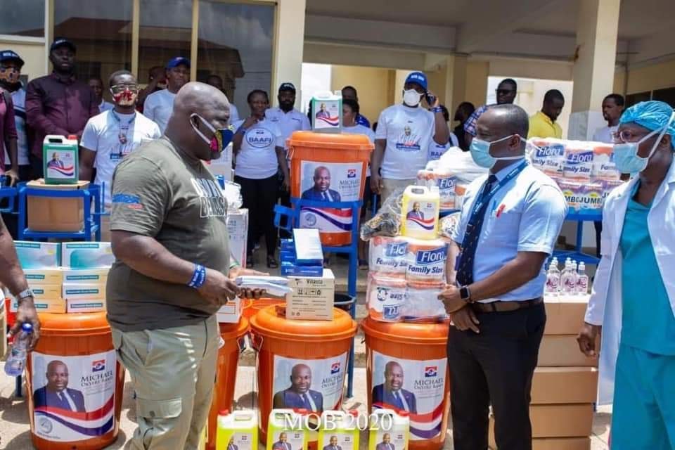 Koforidua: Baafi Pays Incentives for Hospital Staff and Police Officers