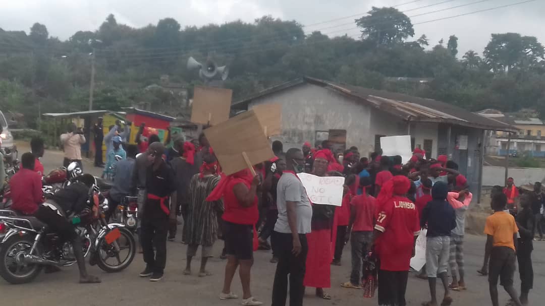 Old and New Mangoase Residents Demonstrate Over Poor Roads