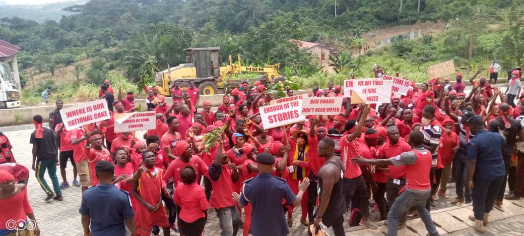 E/R: Adamorobe Residents Demonstrate Over Deplorable Road, Declare No Road No Vote