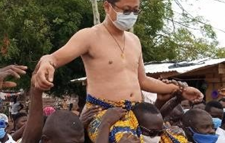 Chinese Enstooled Kwahu Abetifi Nkosuohene Angry, Vacate Stool After Insult