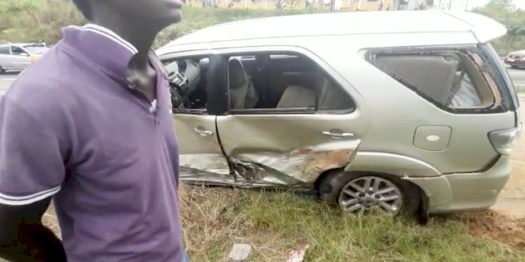 KIA Rhino Truck Loaded With Bags of Groundnut Fails Break Crushes 4 Cars at Asuboi