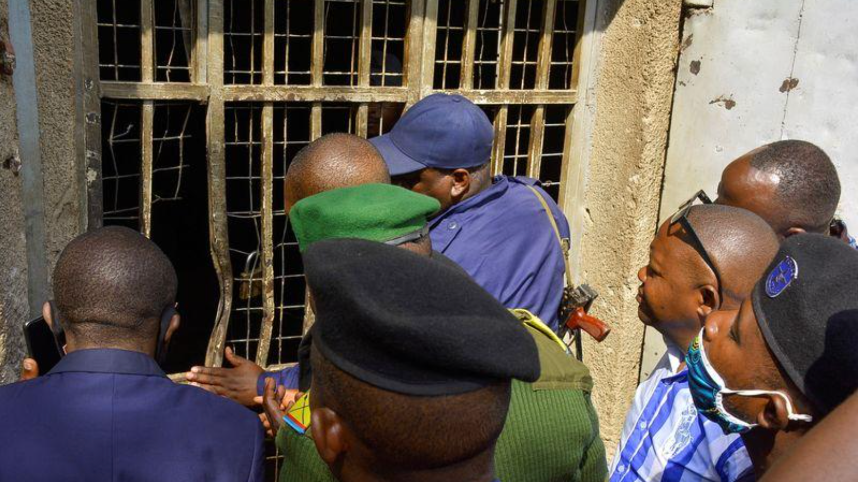 Armed Fighters Free 900 Inmates from DR Congo Prison