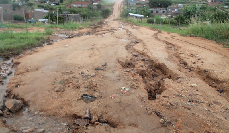 E/R: Grader Appears On Deplorable K'dua -Two Streams-Trom Road As Residents Threaten Demo