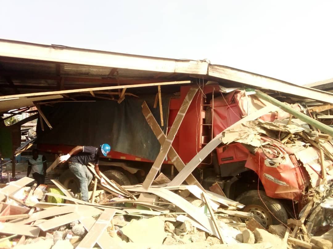 Many Traders Escape Death after Tipper Truck Failed Break and Crushed Shops in Awutu Beraku