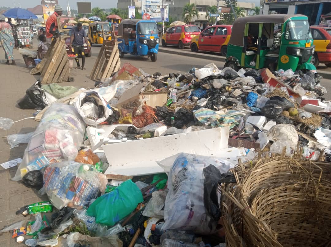 Zoomlion Begins Collection of Heaps of Garbage that Engulfed Koforidua Few Hours after Bryt FM Report