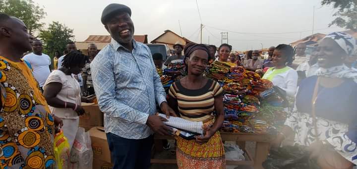 1,400 Aged Receives Christmas Packages from A.M.A MP