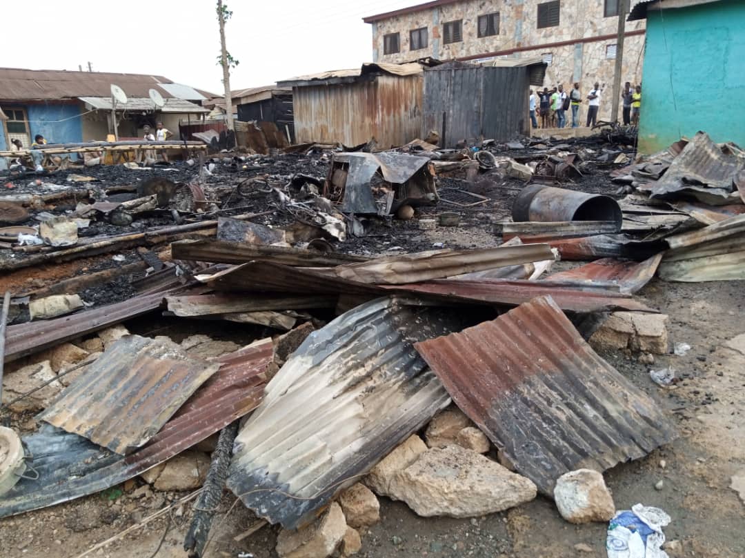 E/R: Fire Outbreak at Akyem Kwabeng Zongo Renders Family Homeless