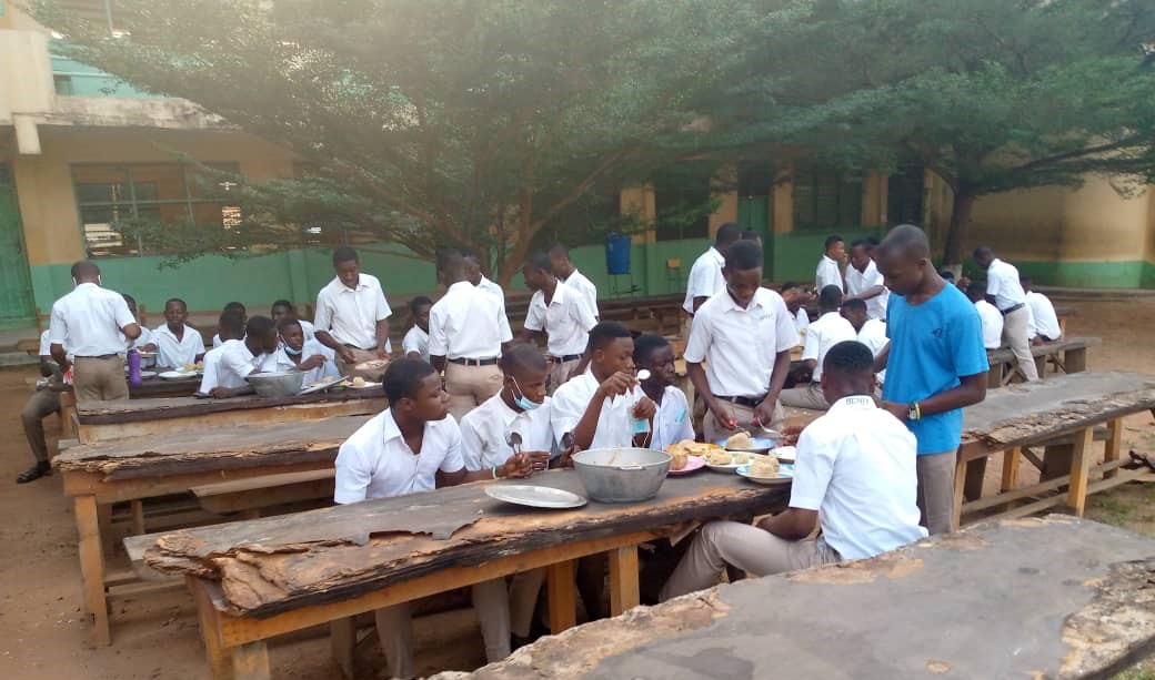 Koforidua: Oti Boateng SHS Boarding Students Eat Under Scorching Sun