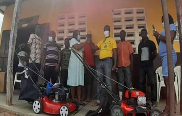 E/R: Hon. Osei-Kwakye Donates Mowers To Kwahu Bokuruwa Schools