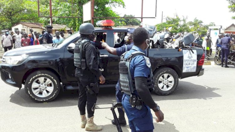 E/R: Two Police Officers Shot By Armed Robbers, One Dead