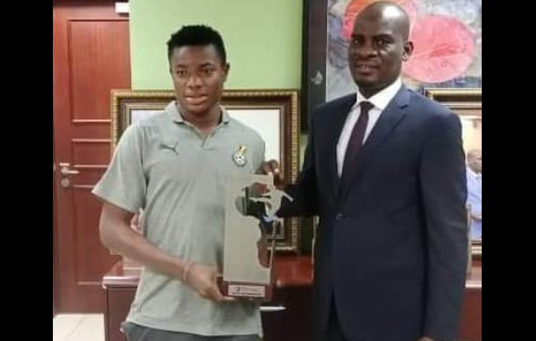 Ghana Prodigy Issahaku Abdul Fatawu Presents U20 AFCON Best Player Award To Haruna Iddrisu