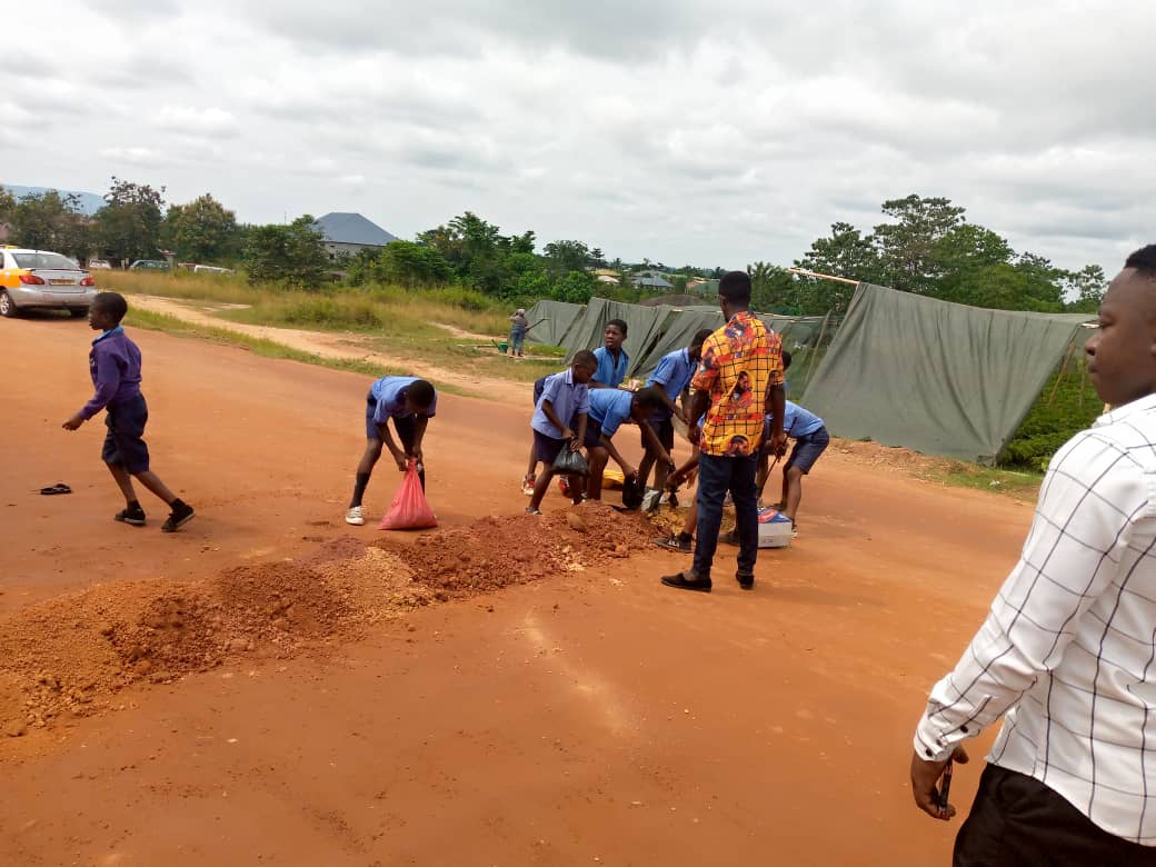 Akyem Tafo: School Pupils Construct Speed Ramps