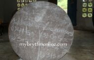 E/R: Onyanfunso M/A School Teachers Use Tables as Boards to Teach In Collapsing Classrooms
