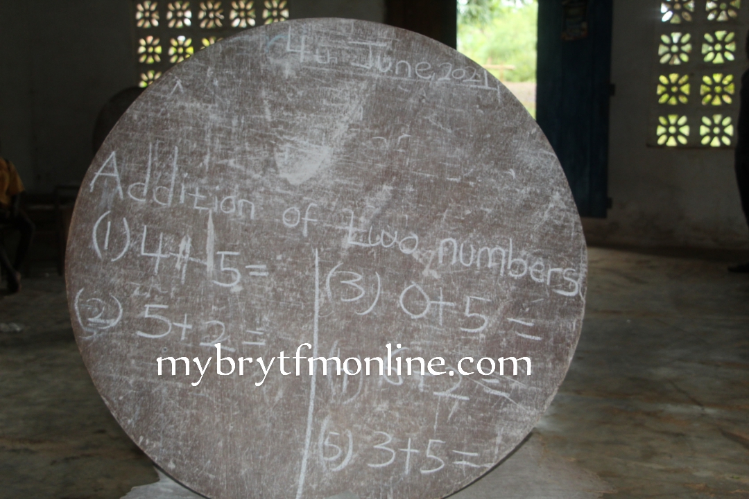 E/R: Onyanfunso M/A School Teachers Use Tables as Boards to Teach In Collapsing Classrooms