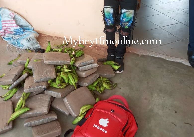 Akim Oda Police Impounds Taxi Transporting 31 Parcels of 'Wee' Hidden Under Plantain