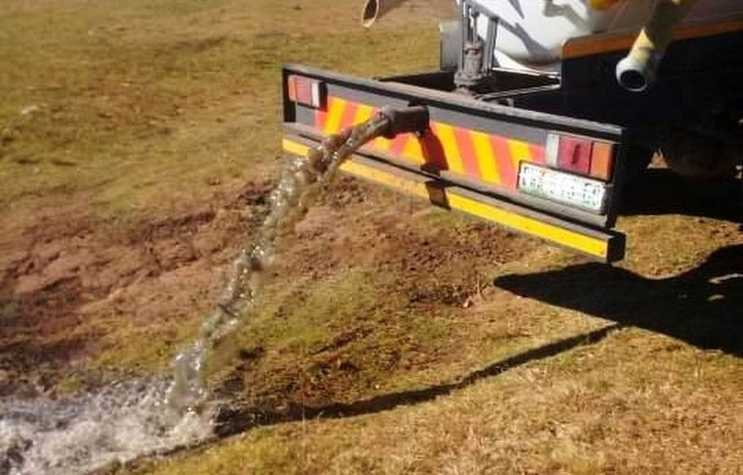 E/R: Human Excreta Leaks from Vacuum Truck on Akyem Tafo Road, Creates Unbearable Stench