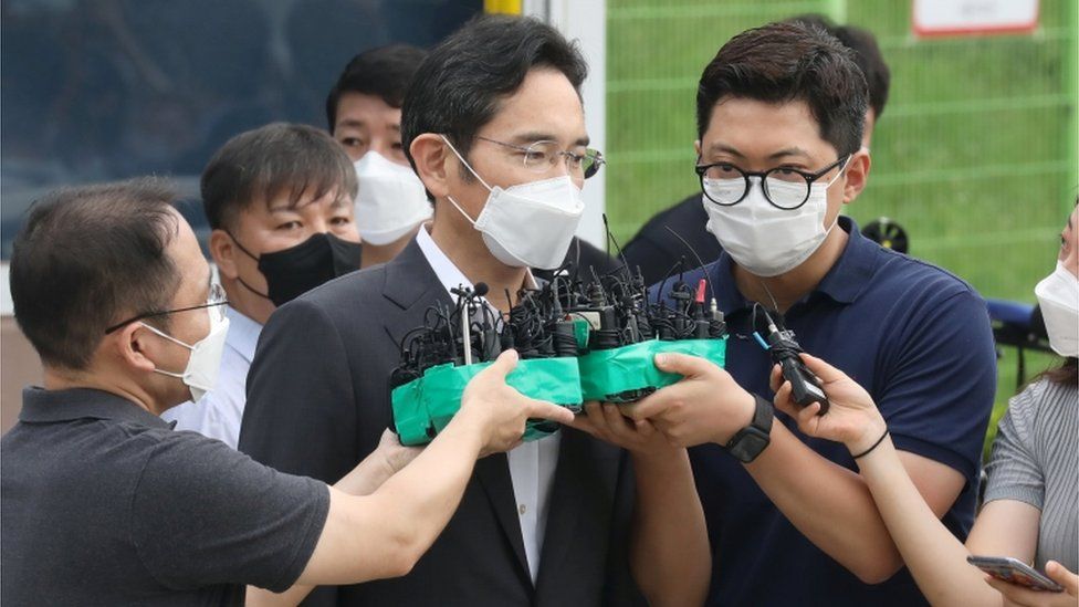 Samsung Heir Released From Prison on Parole