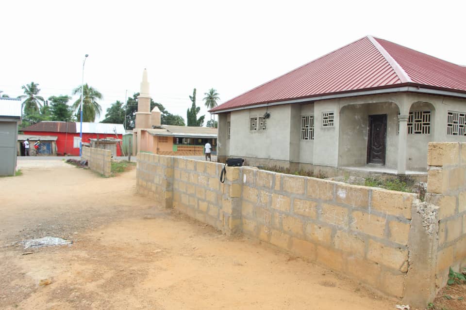 E/R: Land Dispute Erupts at Akyem Old Tafo Zongo, Irate Youth Block Road