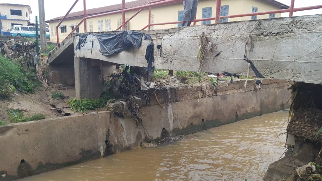 Engineers Meet, Identify Defects on Ghc16m Nsukwao Drainage Project in  Koforidua | Bryt FM