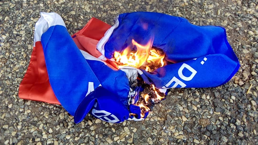 E/R: NPP Supporters in Apedwa on Rampage, Lock Party Office, Burn NPP Flags