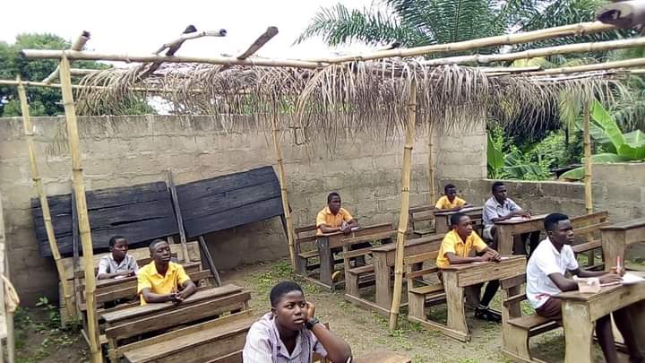 E/R: Pupils Learn In Abandoned School Building Roofed With Fronds