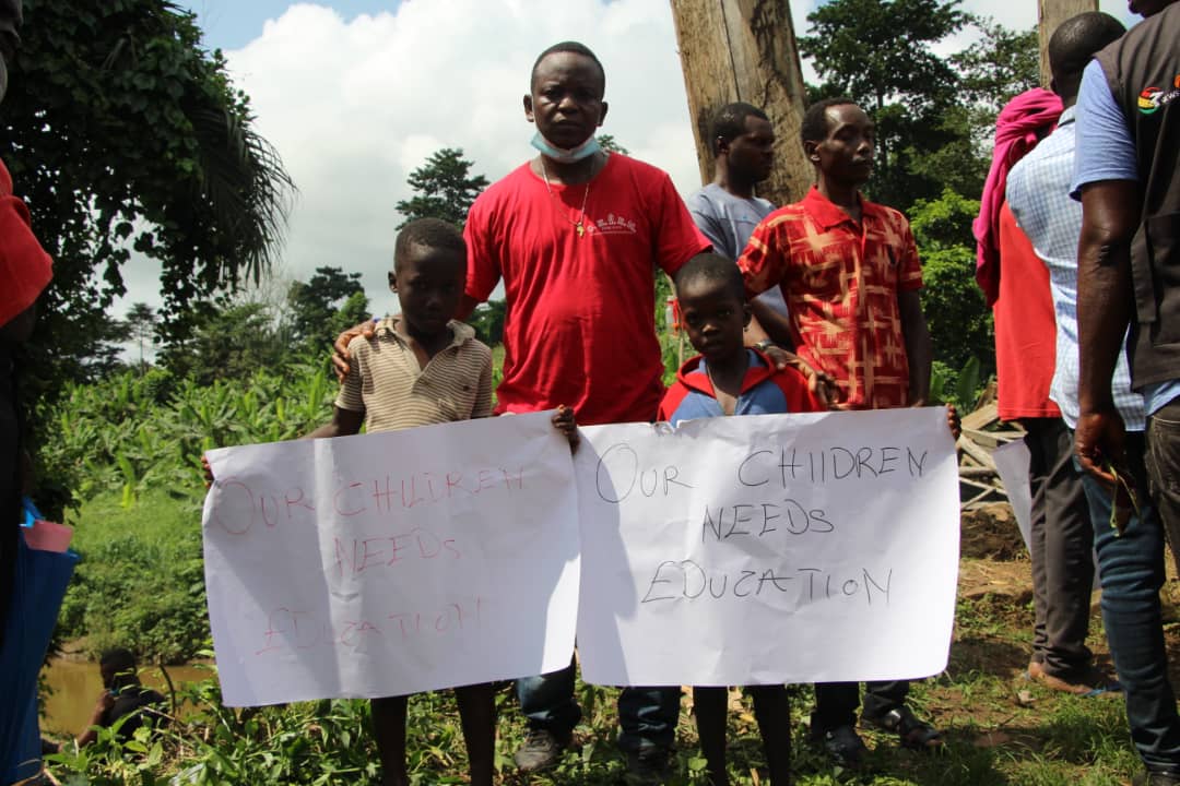 E/R: School Children Stranded as Footbridge Collapses