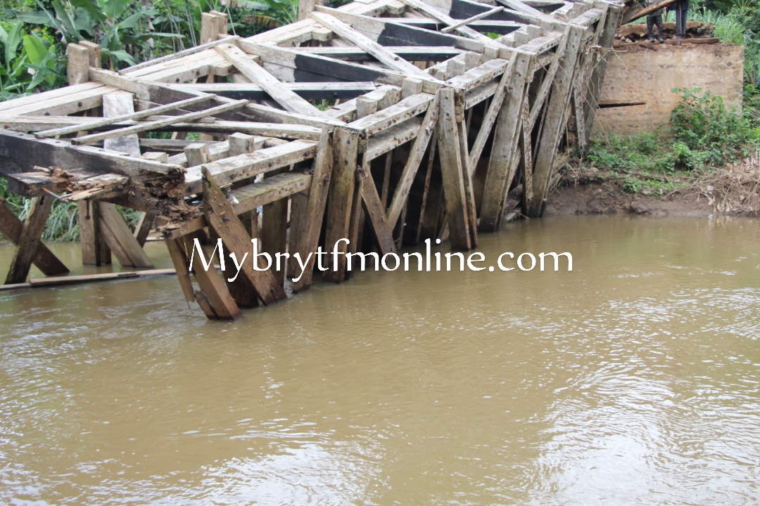 E/R: Farmers in 12 Communities Demonstrate Over Collapse of a Bridge at Okorase-Domeabra Mmetiamu