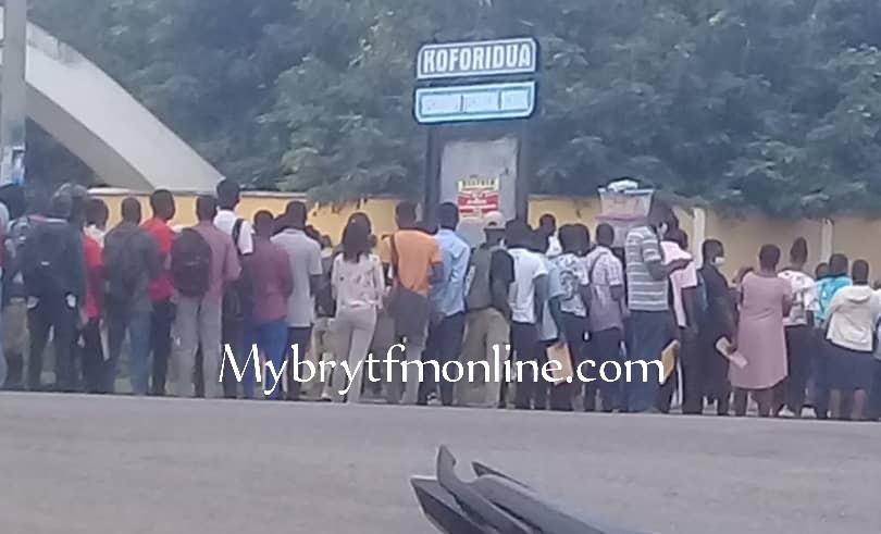 Koforidua: Queue by Applicants for Immigration Service Reaches Galloway from SECTECH School