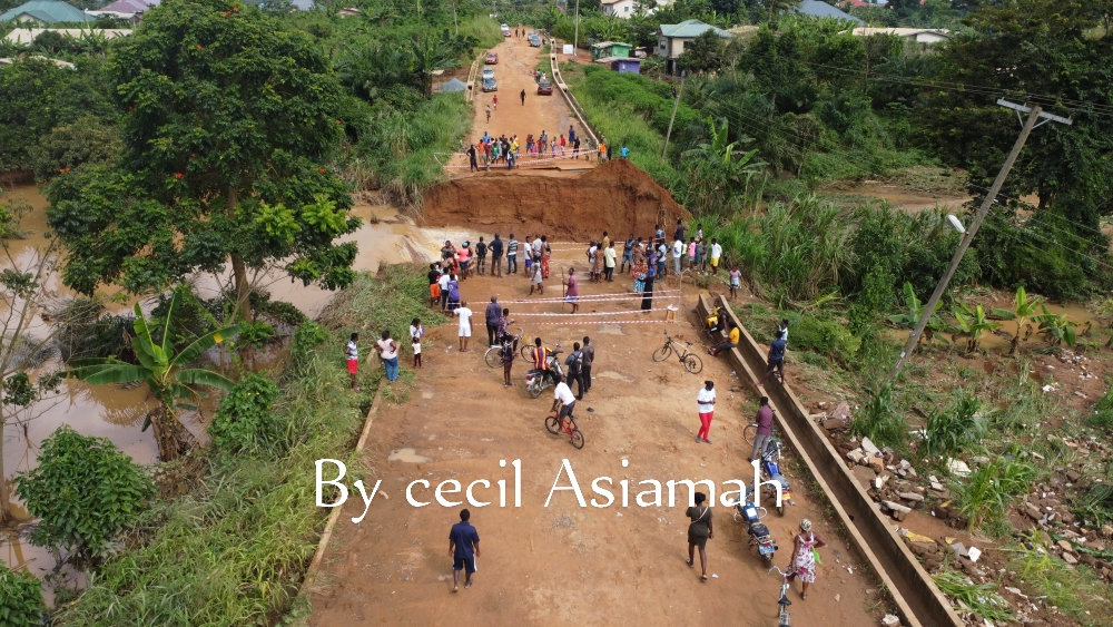 Koforidua: Nyamekrom Cut Off, Residents Construct Wooden Bridge as Flood Washes Away Road