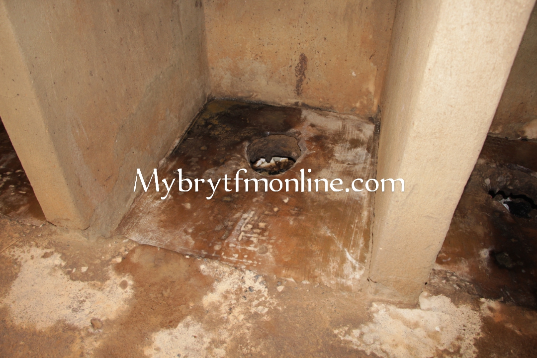 Koforidua: OMESS Students Defecate Into Polythene Bags as Toilet Facilities are Full, Near Collapse