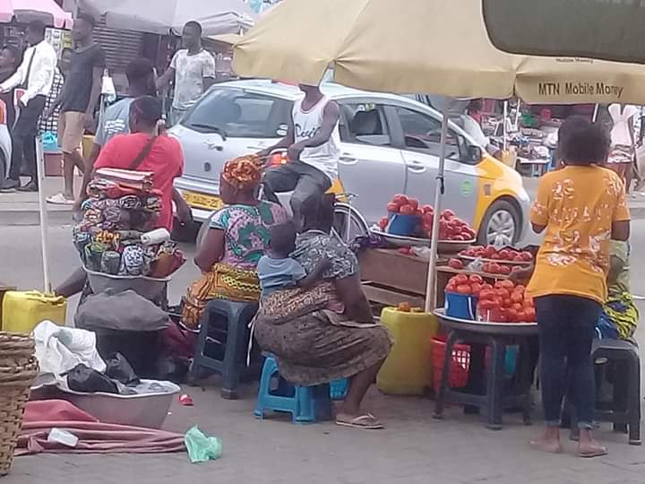 Koforidua: Hawkers Swarm Pedestrian Walkway as Christmas Approaches