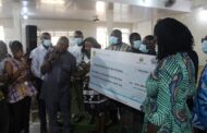 E/R: Akyem Oda Market Fire Victims Receive GHc 3,161,500 from GEA, MP Commended
