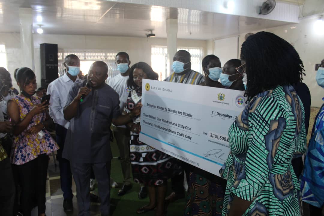 E/R: Akyem Oda Market Fire Victims Receive GHc 3,161,500 from GEA, MP Commended