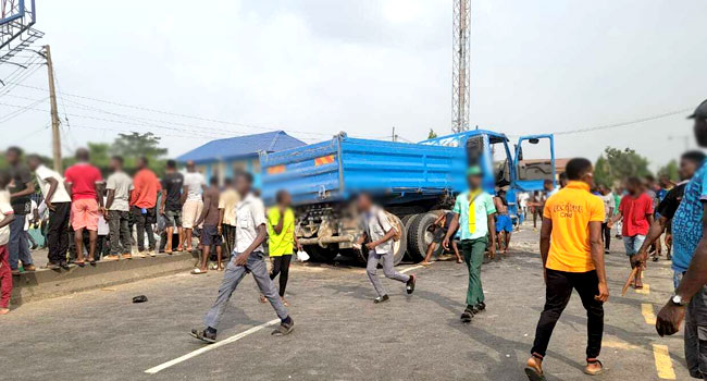 Lorry Rams into 14 Schoolchildren