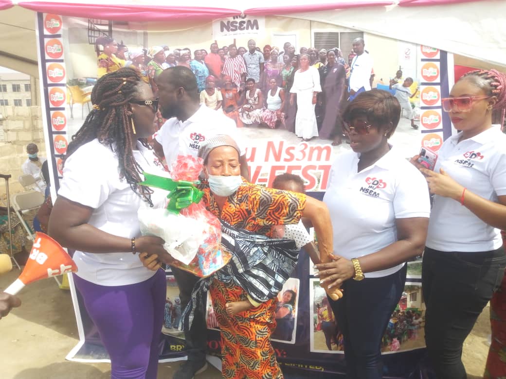 Pictures: Bryt FM's Odo Mu Nsem Celebrates Christmas With Widows