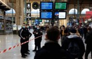 Police Kill Man Wielding Knife at Paris Station