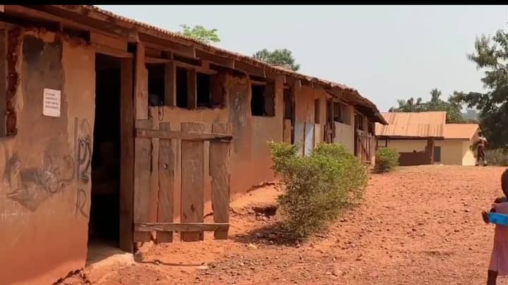 E/R : Akenkase Community Agitates Over Near Collapse School Building