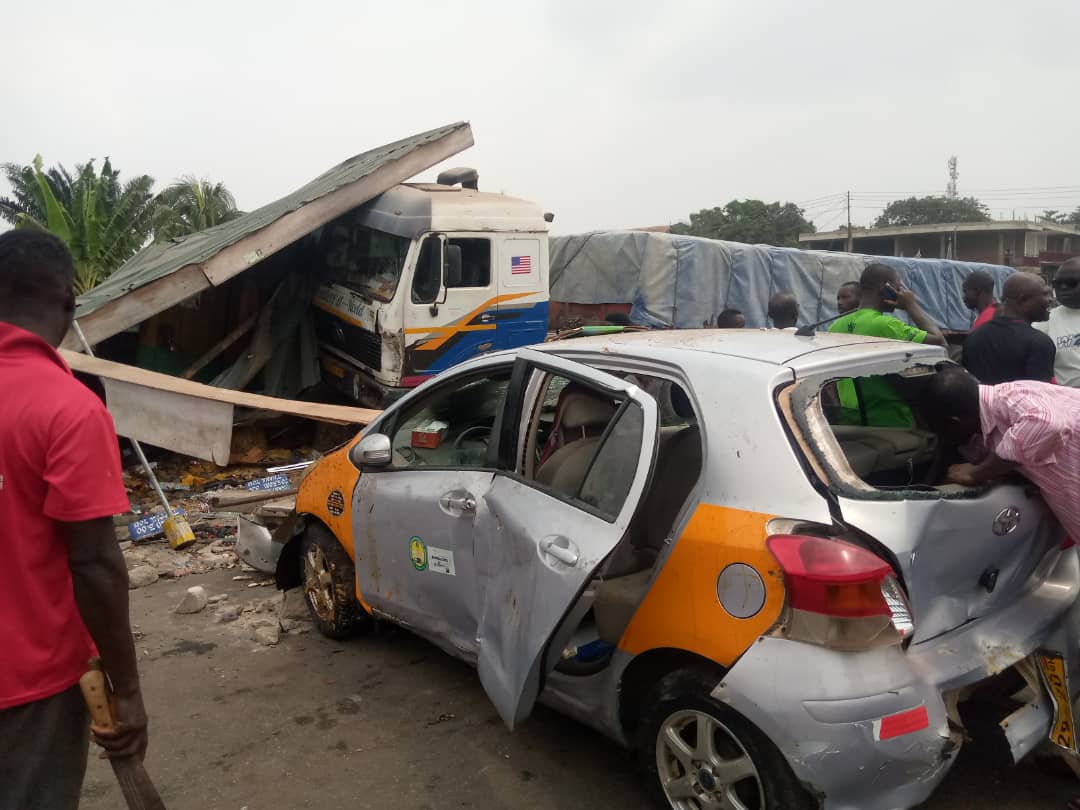 Nsawam: Truck Fails Break Runs Into Drivers, Pedestrians And Food vendors,many feared dead