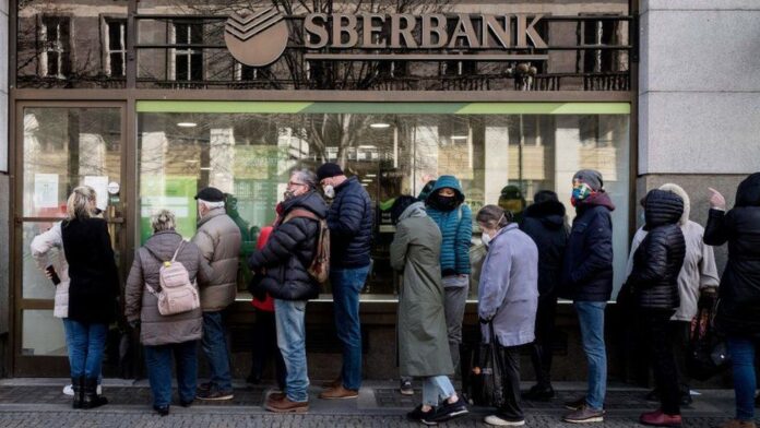 Russia Central Bank Urges Calm amid Cash Run Fears