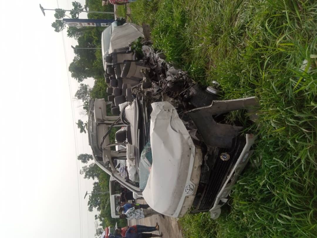 E/R: 5 Persons Dead After Toyota Hiace Crashed with DAF Vehicle