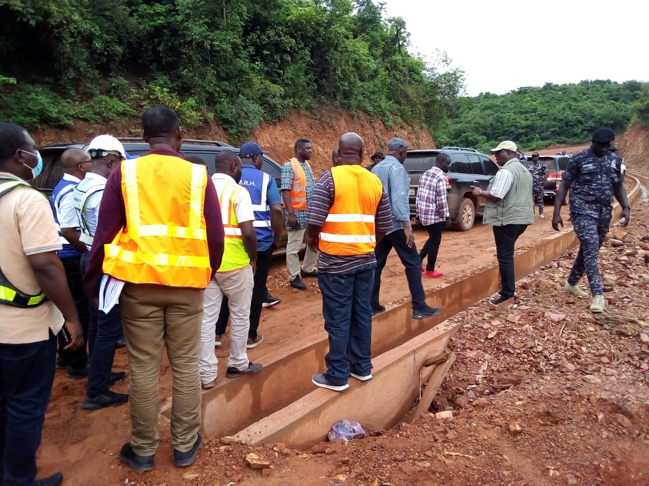 E/R: DCE Cuts Sod for Construction of Bridge on Flood-Prone Amanase - Aboabo Road