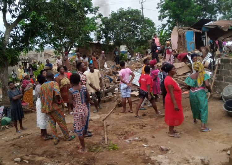 E/R: Panpanso Residents Demonstrate Over Illegal Demolishing, Block Road