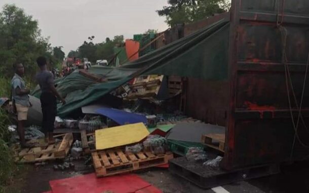 Free Drink Party as Truck Transporting Beverages Crashes on Accra - Kumasi Highway