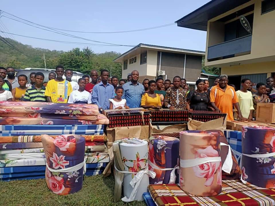 MP Provides Fully Stocked Chop Boxes, Mattresses to BECE Graduates Going To SHS