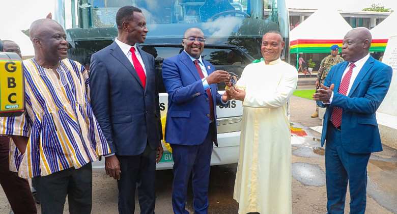 Bawumia Hands Over Vehicles to Senior High Schools