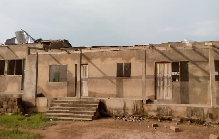 E/R: Adweso SDA Presby School Pupils Study In Church Building 2 Months After Roofs Ripped Off