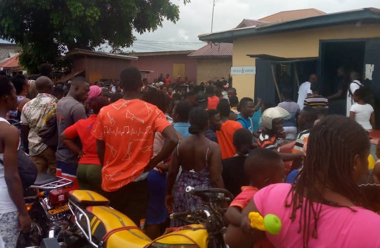 E/R: Residents Storm Police Station for Two Ritual Suspects Arrested For Abducting 2 Children