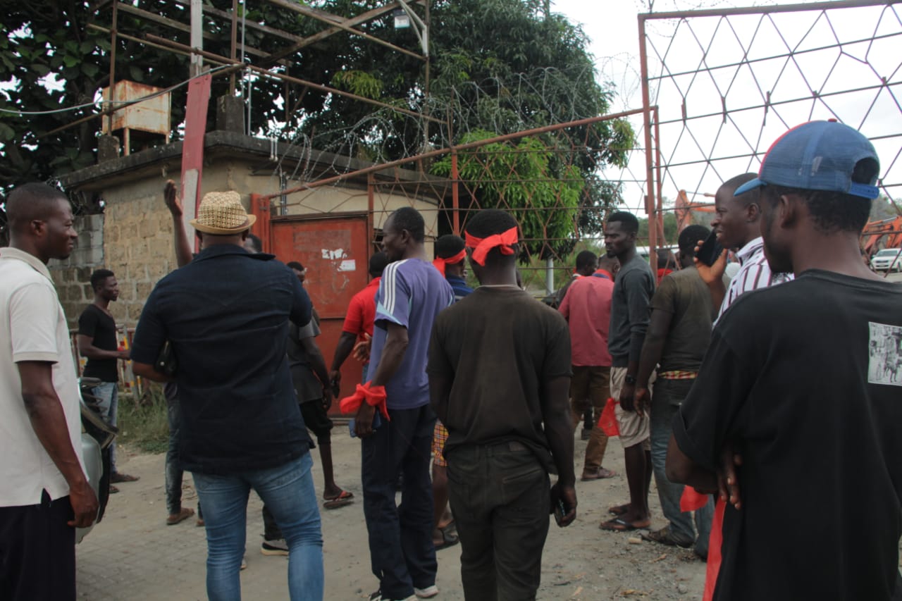 Angry Residents Storm Construction Site over Lack of U-Turn, Footbridge on Amanase to Apeatu Road